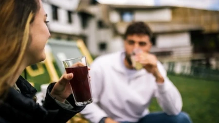 Zbog ovog popularnog napitka šećer u krvi besni: Najgore od svega što ga mladi piju!