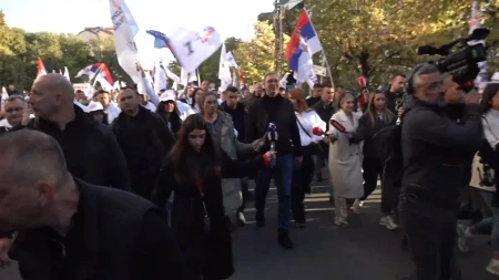 Vučić se obratio tokom šetnje kroz Novi Sad: "Srbija jača, svi su se ujedinili protiv nje!" 