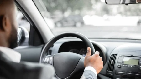 Prodajete automobil? Ovih 10 stvari obavezno izvadite pre predaje ključeva