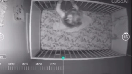 Mama izašla iz sobe i preko kamere gledala šta će beba uraditi: Počela je da plače, a onda se dogodilo nešto neočekivano