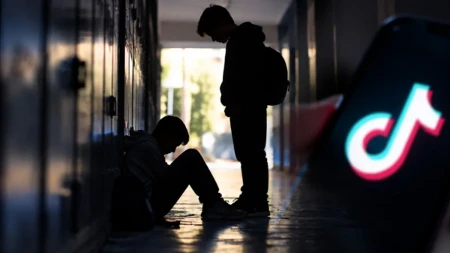 Učenik šestog razreda završio u bolnici zbog jezivog izazova: Onesvestio se u školskoj svlačionici, roditelji moraju da znaju za ovu opasnost