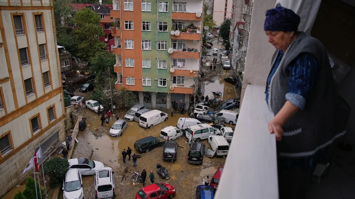 Katastrofalne poplave u Istanbulu: Ima mrtvih u nezapamćenom nevremenu, bujica nosila automobile