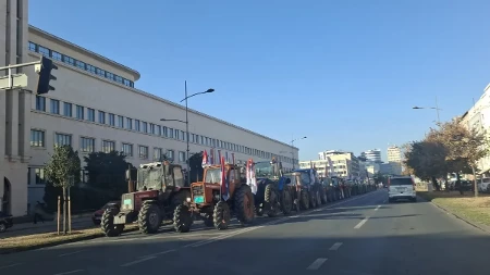 Bruje mašine od ranog jutra! Traktori obasjali puteve, domaćini iz cela Vojvodine na putu za Novi Sad da podrže Vučića!