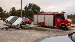 Jeziv prizor kod Čačka! „Fijat“ udario u zaštitnu ogradu, vatrogasci izvlačili povređene iz smrskanog automobila