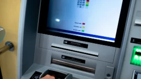 Glasovne instrukcije, bolji ekrani... - stižu bankomati sa novim pravilima