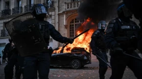 Maloletnik (17) ostao bez šake: Podigao bombu tokom protesta u Francuskoj