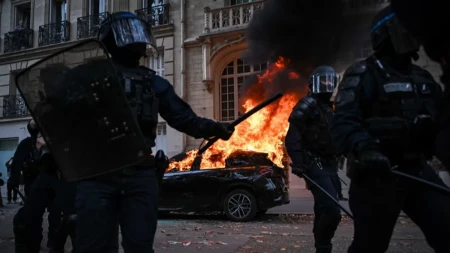 Maloletnik (17) ostao bez šake: Podigao bombu tokom protesta u Francuskoj
