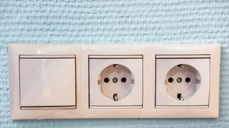 Požuteli prekidači za svetlo biće kao novi! Ovaj trik vraća belinu bez mnogo muke