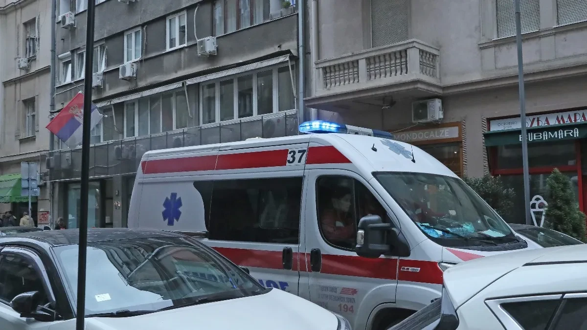 Težak sudar na Karaburmi: Više automobila oštećeno, Hitna pomoć na terenu