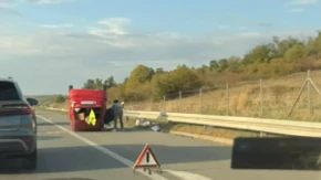 Dramatično na auto-putu kod Malog Požarevca: Auto prevrnut, saobraćaj u kolapsu (FOTO)