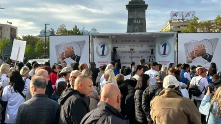 Građani oduševljeno čekaju Vučića: Niko nije više uradio za Srbiju od njega i niko nije bolji