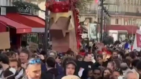 Trojanski konj ponovo na ulicama, ovog puta u Parizu! Isti simbol viđen i na blokaderskom protestu u Beogradu 15. marta (VIDEO)