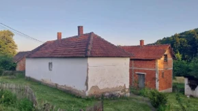 Kuća sa velikim placem i garažom za samo 20.000 evra: Ima terasu, podrum i pomoćne objekte, i blizu je grada