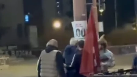 Užas kod Vukovog spomenika! Blokaderi fizički napali devojku jer ne misli kao oni