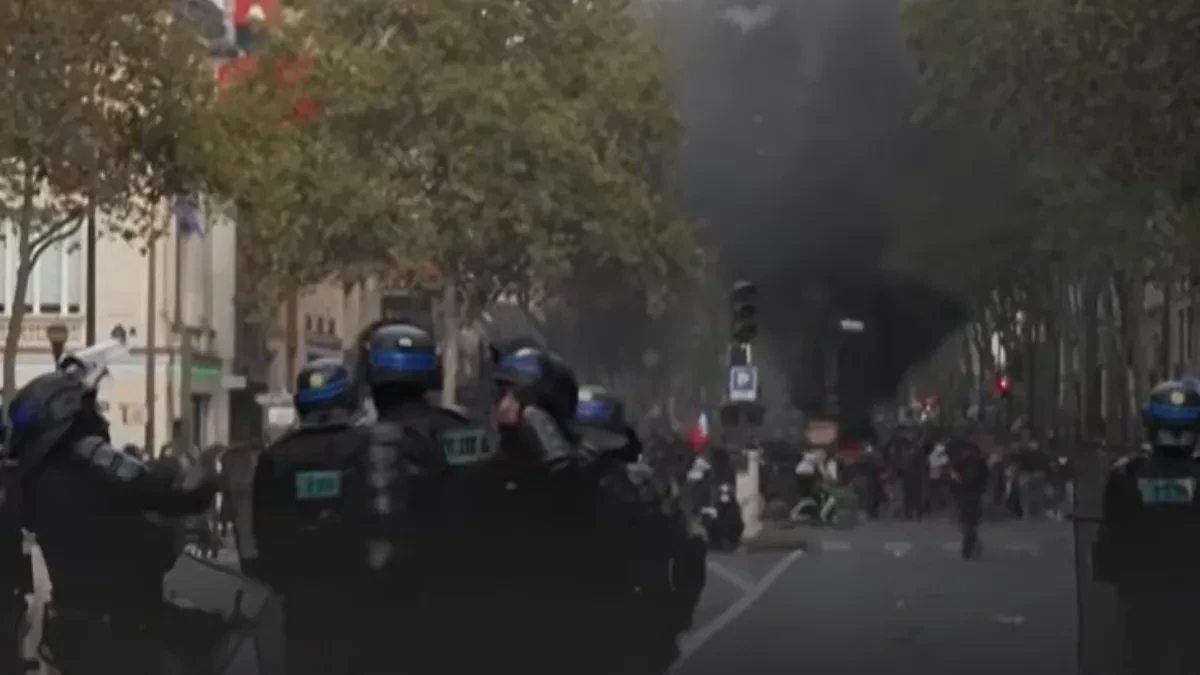 Napad na policijsku stanicu u centru Pariza, rat na ulicama i pljačka prodavnica