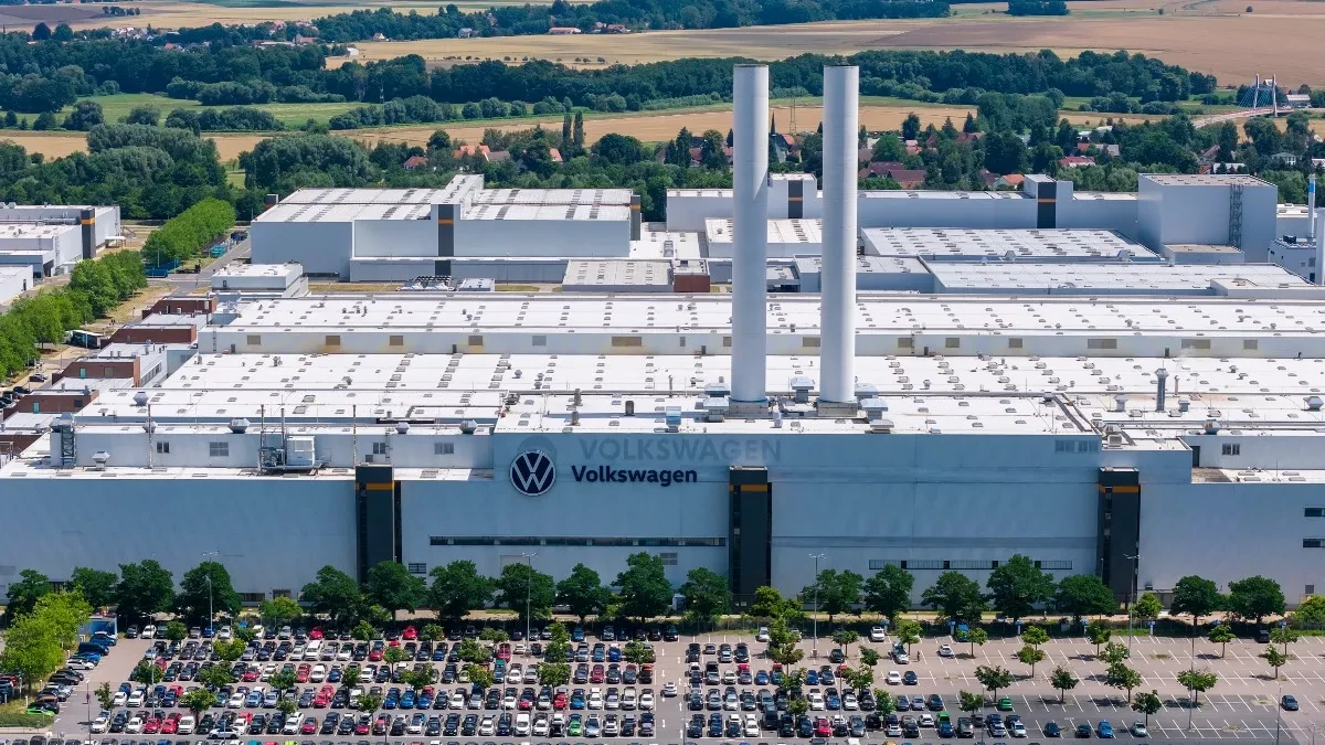 Kolaps nemačkog giganta! Folksvagen zamrzava plate radnicima do 2030. godine?!