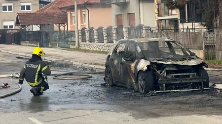 Buknula vatra na parkingu, izgorelo šest automobila! Požar na Novom Beogradu