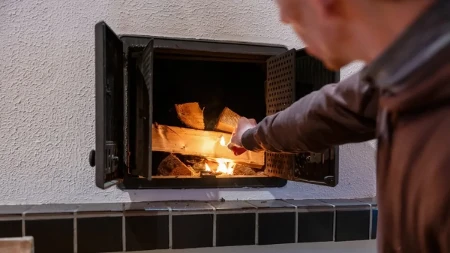 Drvo koje najduže drži žar - ubedljivo najbolje za ogrev, daje 10 odsto više toplote