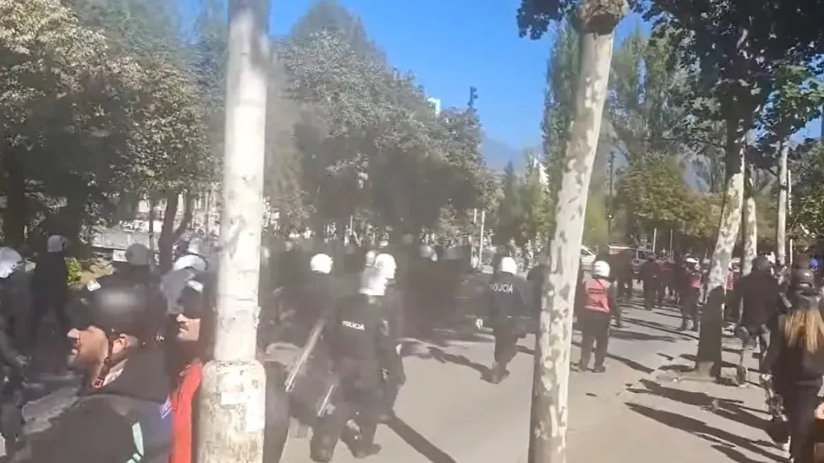 Rat na ulicama širom Albanije: Molotovljevi kokteli, zapaljene gume i vodeni topovi! (VIDEO)