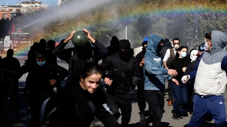 Haos u Albaniji! Demonstranti upali u Apelacioni sud, leteli kamenje i flaše, policija uzvratila suzavcem!