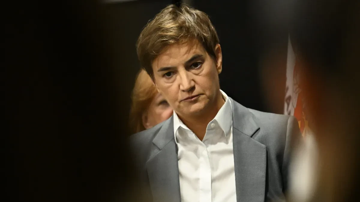 Stavili žutu traku na ruku Vučiću! Brnabić: Narod vidi ko priželjkuje mrak i progon!