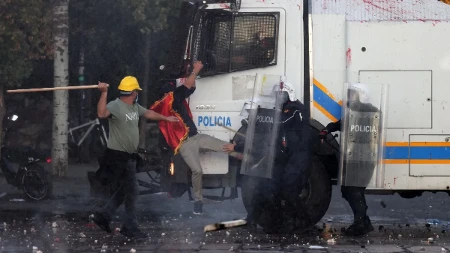 Opšta tuča na ulicama Tirane! Bacali molotovljeve koktele na policiju, ruši se Albanija!