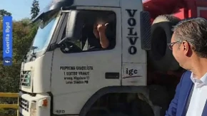 Jezivo čime se bave blokaderi! Montirali srednji prst vozaču kamiona, a ovo je istina (VIDEO)