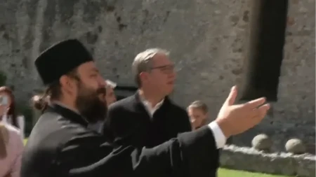 Razgovor sa narodom! Vučić obilazi manastir Manasiju 