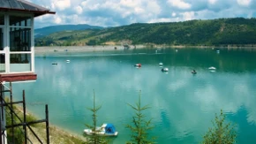 Čak 12 sela je potopljeno da bi nastalo ovo jezero - na njegovom dnu ostao je deo jedne doline
