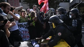 Haos u Francuskoj se nastavlja: Uhapšeno 1.949 ljudi, ovako EU policija postupa prema nasilnim blokaderima
