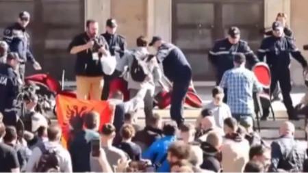 Haos ispred Ramine kancelarije! Demonstranti demolirali njegove crvene stolice (VIDEO)