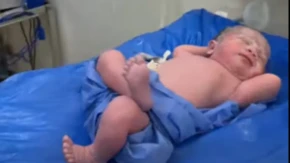 Milioni se smeju snimku ove novorođene bebe! Tek je došla na svet, a već leži kao pravi šef: Njena poza je hit na internetu!