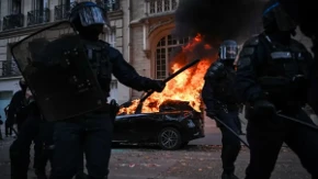 Tenkovi, suzavac i noćni karantin usred Pariza: Haos u Francuskoj, bukte požari i pljačke