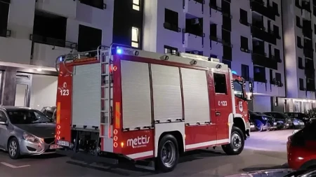 Drama u stambenoj zgradi: Zapalio se stan i krov, povređen vatrogasac (VIDEO)