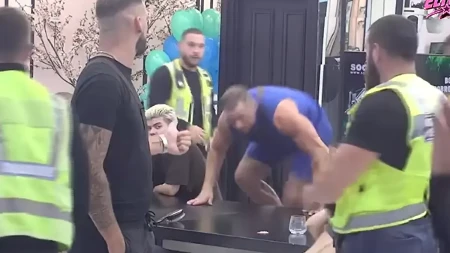 Zadrugar preskočio sto i nasrnuo na cimera! Obezbeđenje reagovalo munjevitom brzinom, nastao karambol