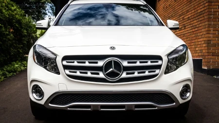 Može i trotoarom u Pančevu: Žena za volanom "mercedesa" šokirala ponašanjem u saobraćaju, objavljen snimak (VIDEO)