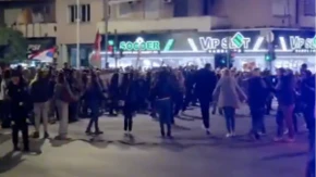 Bez stida i srama! Blokaderi igraju kolo dok se u obližnjoj crkvi služi moleban za streljane đake: Sraman prizor u Kragujevcu