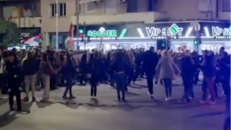 Bez stida i srama! Blokaderi igraju kolo dok se u obližnjoj crkvi služi moleban za streljane đake: Sraman prizor u Kragujevcu
