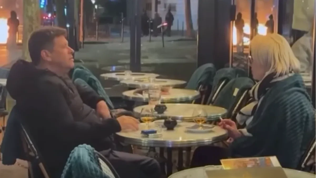 Vatra im bukti iza leđa, a oni uživaju uz pićence! Neverovatne scene iz Pariza (VIDEO)