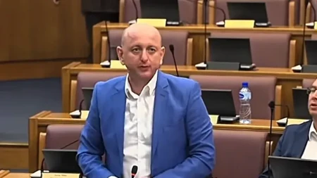 "Crna Gora je kapitulirala pred Hrvatskom!" Knežević: Podgorica zaštitila ploču na kojoj piše "velikosrpska agresija"