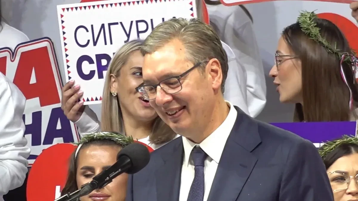 „Spustite zastave, hoću da vidim ljude!“ Vučić izašao pred građane u Nišu, pa poručio: „Hvala što vas kiša nije oterala!“ (VIDEO)