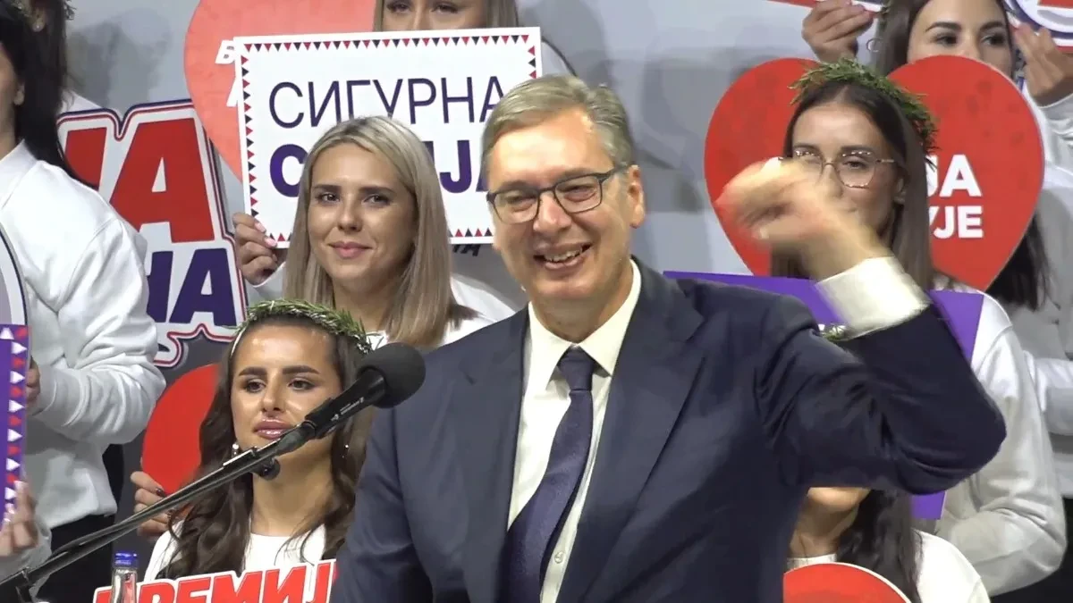„Drage žene Srbije, vi ste uvek bile hrabrije od nas muškaraca!“ Vučić emotivno zahvalio majkama i ženama koje su ostale na kiši!