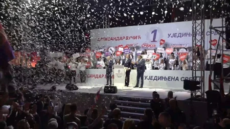 „Hvala vam što ste izdržali, junaci moji!“ Vučić pred Nišlijama položio zakletvu: „Srbija je stena koju niko neće slomiti! Sve što ste mi dali, vratiću vam radom!“