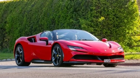 Kupio besan automobil, pa napravio haos u starom delu grada! Ferari od 250.000 evra nije mogao da prođe