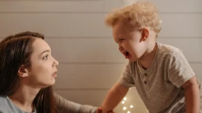 Dete se treska, baca se po podu, a mama odmah popusti: To je najveća greška, tvrdi psiholog