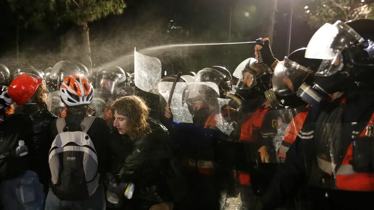 Totalni rat na ulicama Tirane! Šiptari bacaju molotovljeve koktele na policiju, vodenim topovima počistili blokadere s ulica