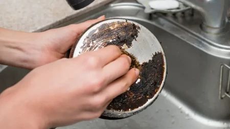 Kako očistiti zagorele šerpe unutra, ali i spolja? Spada sve, sve ono crno što se nahvatalo