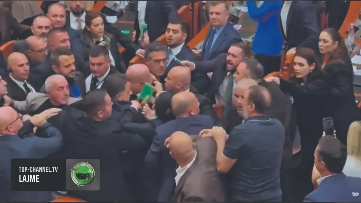 Opsadno stanje u Albaniji nakon obračuna policije i demonstranata, sad tuča i u Skupštini: Tirana gori, mlatili se i poslanici u parlamentu