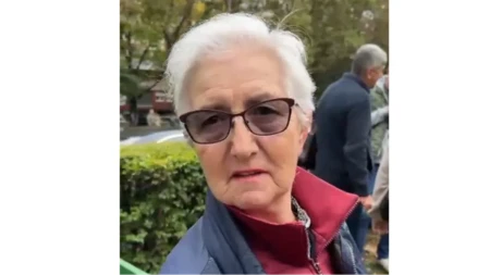 „Nikad mi bolje nije bilo u životu!“ Penzionerka pred skup Ujedinjene Srbije jedva zadržala emocije: Ne razmišljam više da li imam para za ručak!
