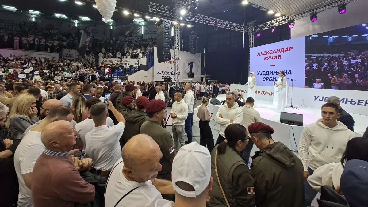 Reka ljudi na skupu "Ujedinjene Srbije": Vijore se trobojke, veterani na čelu, atmosfera na usijanju (VIDEO)